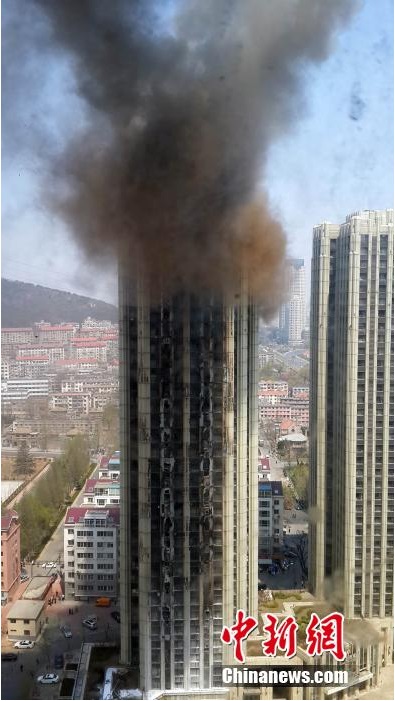 大連星海廣場保溫材料引燃大火