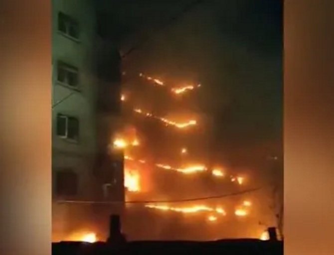 鄭州又一小區(qū)外墻起火,起因系電車著火引燃保溫材料